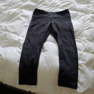 Lululemon 7/8 black camo leggings